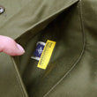 Laden Sie das Bild in den Galerie-Viewer, TOYS McCOY Jacket Men's Reproduction of US Navy N-1 Deck Jacket N1 Olive TMJ2335