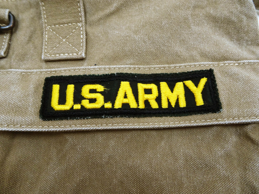 TOYS McCOY Men's Canvas Shoulder Bag - Snoopy U.S. Army Airborne Patch - MIL-B-43290 Flight Helmet Bag Inspired - Made in Japan (TMA2524 041 Khaki)