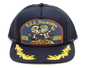 TOYS McCOY Men's SNOOPY Trucker Cap with Side Mesh Panels - Snapback Baseball Hat with Embroidered Patch and Visor Embroidery, Made in Japan (TMA2607 120 Dark Navy)