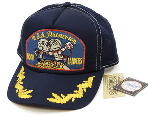 TOYS McCOY Men's SNOOPY Trucker Cap with Side Mesh Panels - Snapback Baseball Hat with Embroidered Patch and Visor Embroidery, Made in Japan (TMA2607 120 Dark Navy)