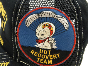 TOYS McCOY Men's Snoopy "UDT Recovery Team" Trucker-Style Baseball Cap with Side Mesh Panels and Snapback Adjustment, Made in Japan (TMA2624, 030 Black)